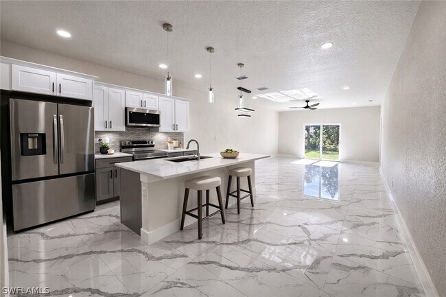 Building Photo - 2423 Milton Ave S