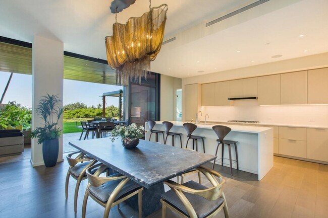 Foto del edificio - Park Lane Sunset Resort: Luxury Ala Moana Home w/ Private Pool, Hot Tub & Lanai