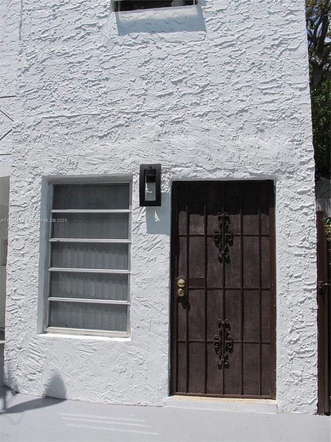 Building Photo - 926 SW 10th Ave