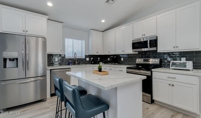 Building Photo - 1101 E Weldon Ave