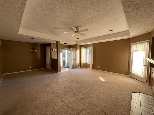 Foto del edificio - CUTE TOWN HOME ON WEST SIDE! FENCED IN YARD!