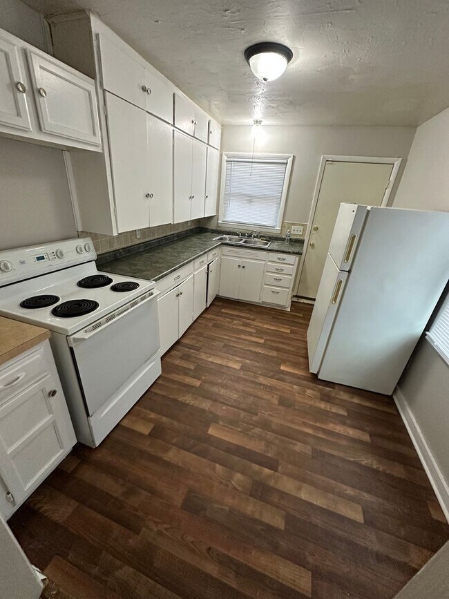 Building Photo - 2 Bedroom 1 Bathroom Duplex