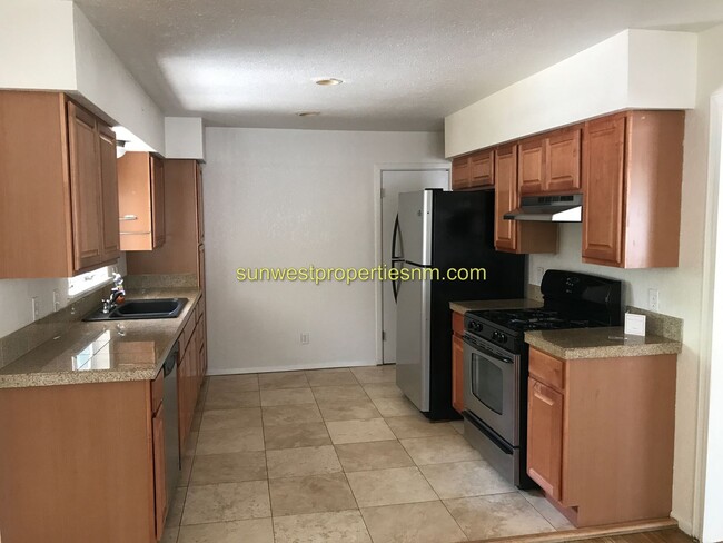 Foto del edificio - 3 Bedroom, 2 Bath, Fireplace and Fenced Ba...