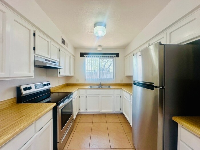 Spacious Townhome Style Home with Large Ya... - Spacious Townhome Style Home with Large Ya...