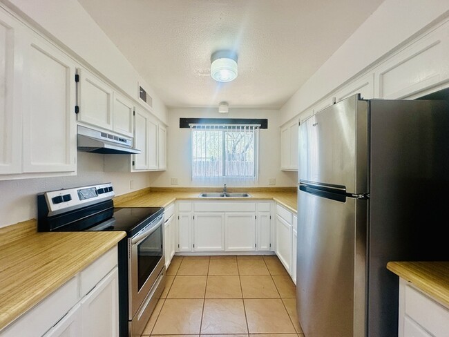 Spacious Townhome Style Home with Large Ya... - Spacious Townhome Style Home with Large Ya...