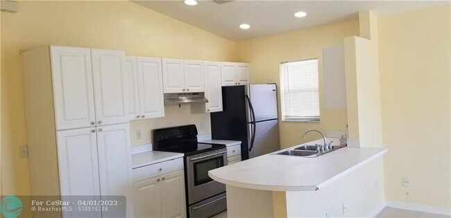 Building Photo - 569 E Ridge Cir N