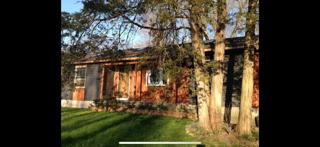 Building Photo - 128 N Putt Corners Rd