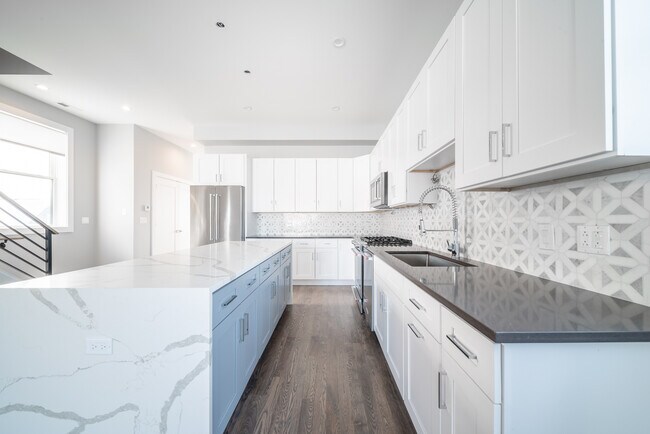 Foto del edificio - 556 W 18th St