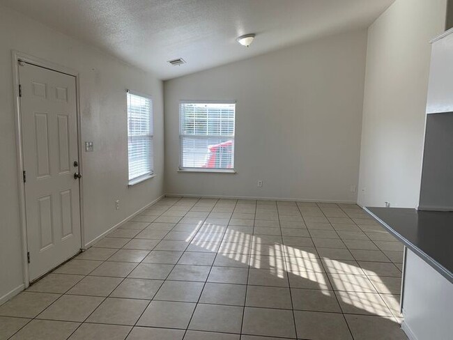 Building Photo - Aparment home available on Santa Fe!