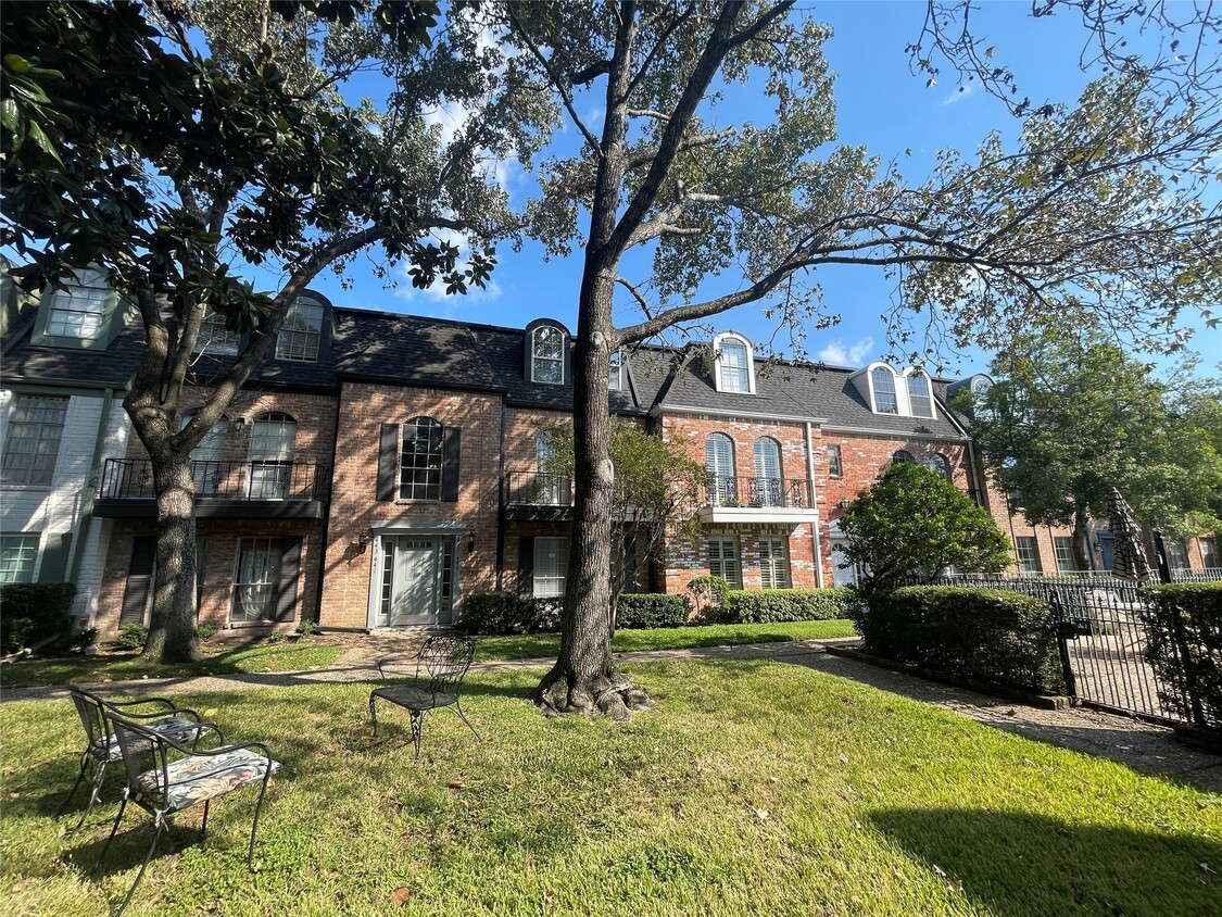 Foto principal - 443 N Post Oak Ln