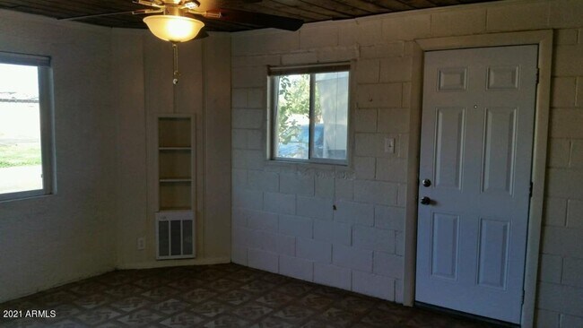 Building Photo - 623 S Country Club Dr