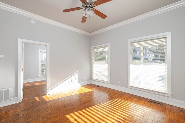 Foto del edificio - 349 Rollston Ave