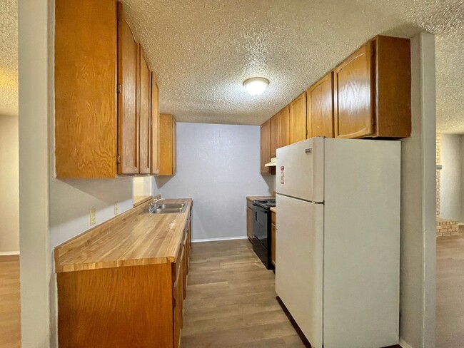 Building Photo - 3010 Trenton Dr