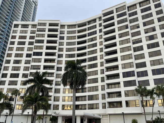 Building Photo - 3505 S Ocean Dr