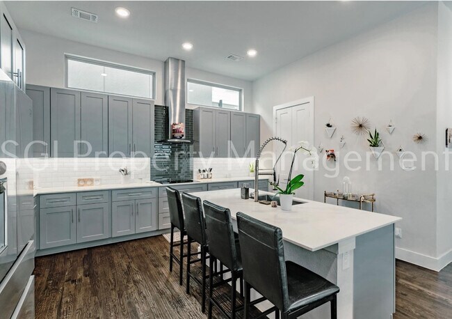 Foto del edificio - Gorgeous townhome ready for move in