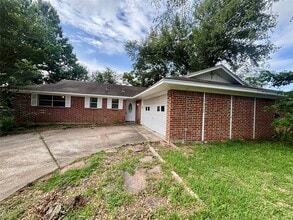 Building Photo - 2013 Oaklawn Dr