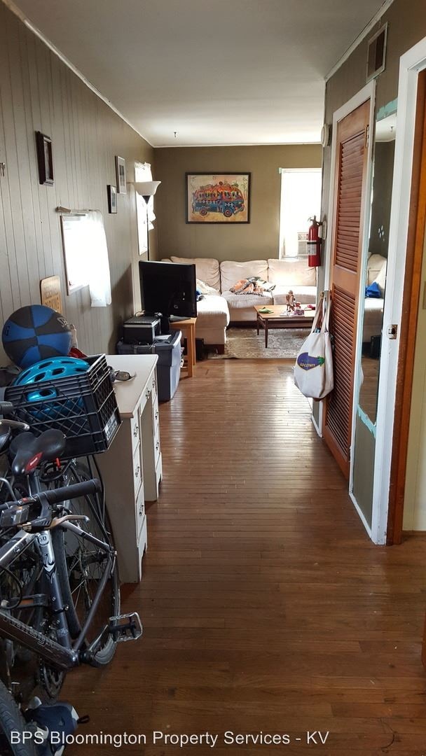 Building Photo - 327 E 2nd St