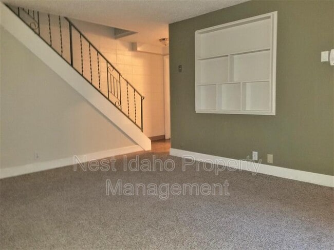 Building Photo - 884 S Curtis Rd