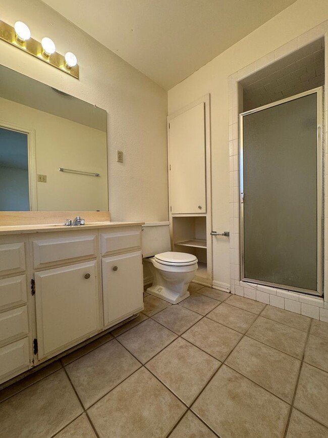Building Photo - Apartment *LEASING SPECIAL AVAILABLE*