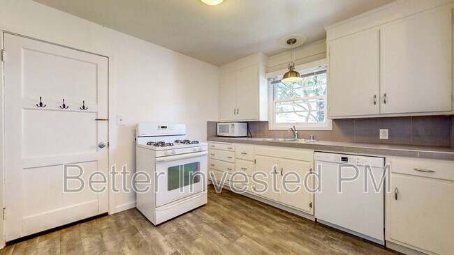 Building Photo - 2224 Midway Dr