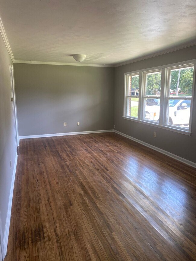 Building Photo - 4 Bedroom 1.5 Bath