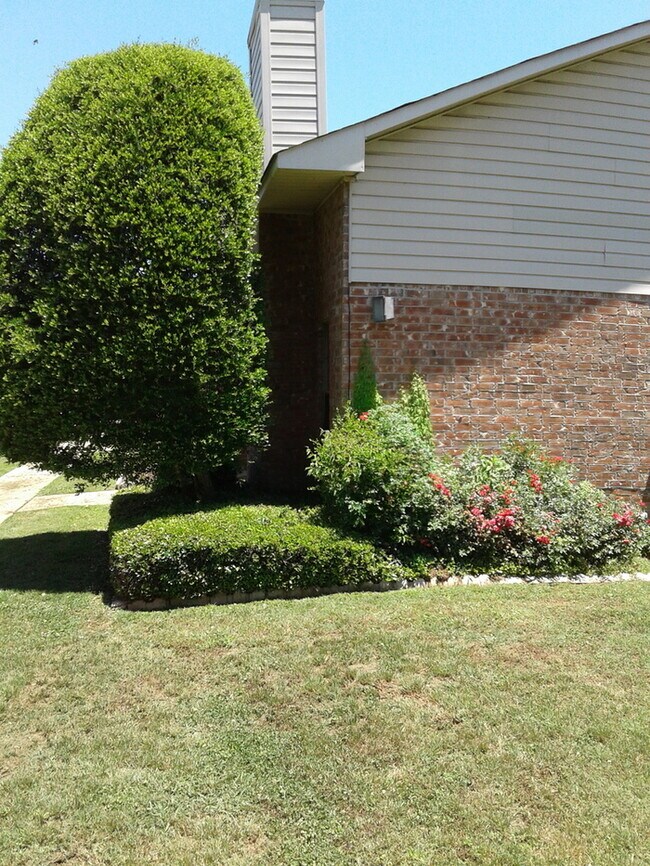 Building Photo - 3636 Green Acres Dr