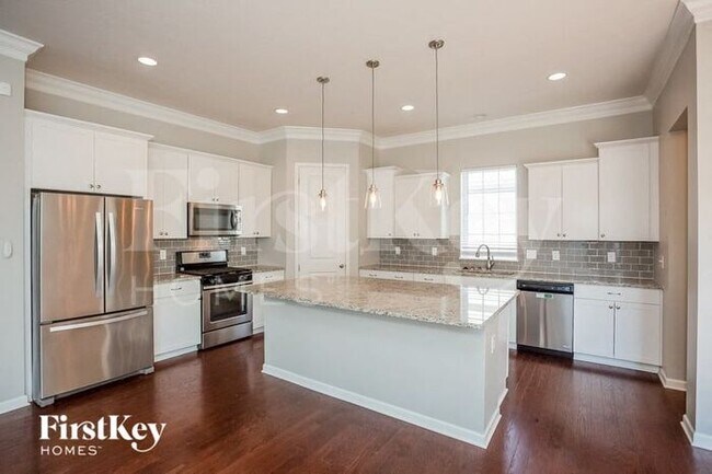 Building Photo - 10892 Mossy Rock Dr