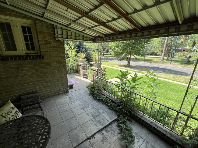 Foto del edificio - 1730 Monaco St Pkwy