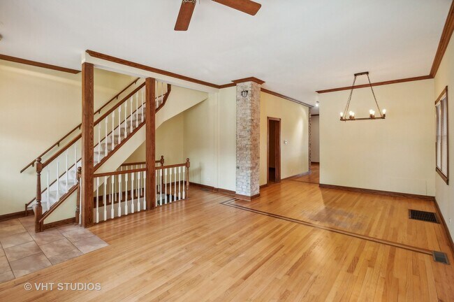 Building Photo - 3035 N Leavitt St
