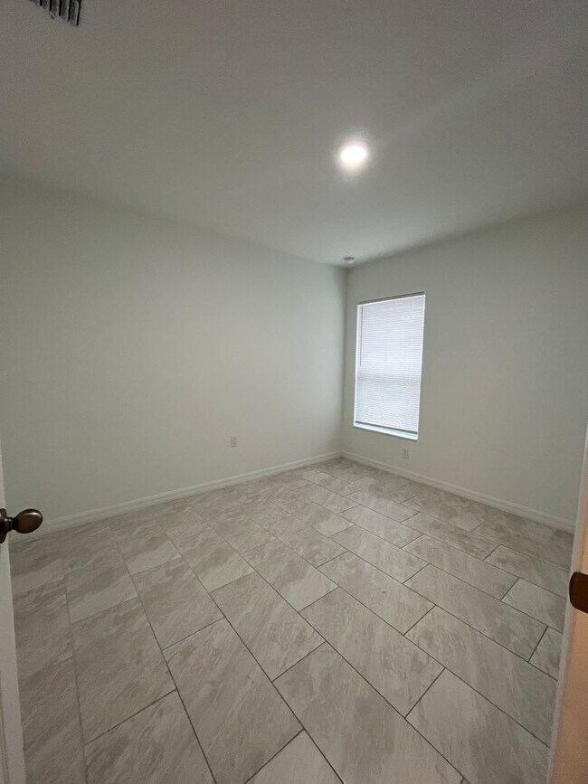 Foto del edificio - NEWER Duplex 4 Bed 2 bath on Cul-de-sac!!!