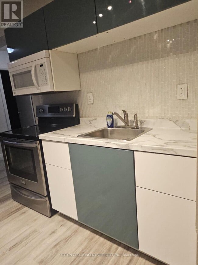 Photo du bâtiment - 65-2025 Big Bay Point Rd