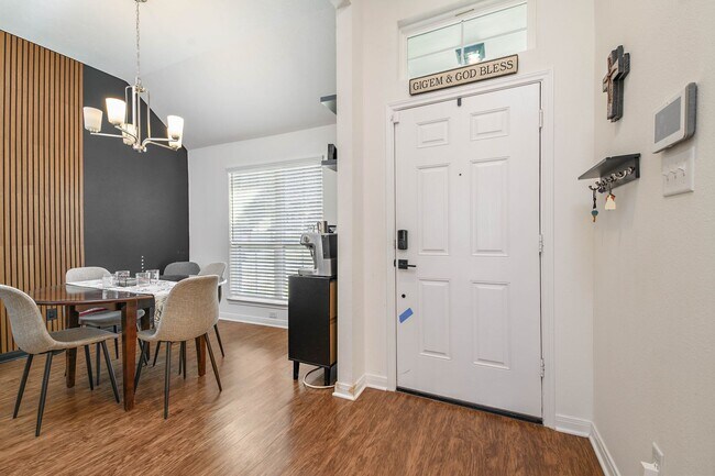 Foto del edificio - FEB 2026! Beautiful 3/2 Home w/ Huge Backyard in Edgewater!