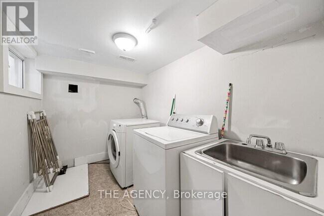 Building Photo - 26 Gatwick Ave