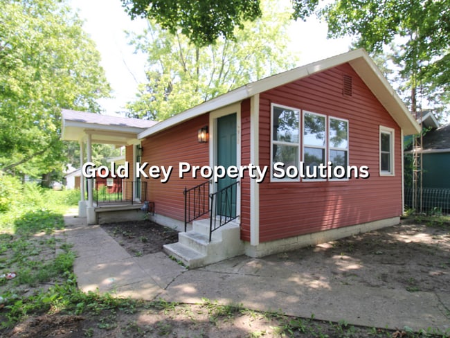 Foto del edificio - Cute 2 BR 1 BA House in Muncie with Fenced...