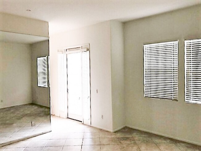 Foto del edificio - Tri-level 3BR/3.5BATH Townhouse Near Old T...