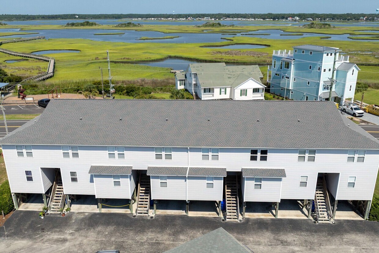 Foto principal - Fully furnished townhome in Surf City