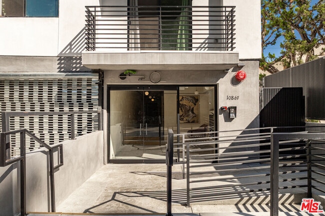 Building Photo - 10867 Fruitland Dr