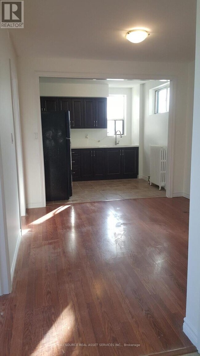 Photo du bâtiment - 44-44 Bartonville Ave W