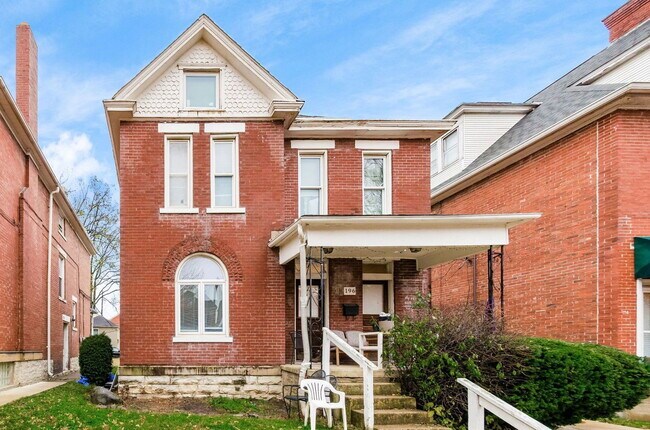 Foto del edificio - 196 W 8th Ave