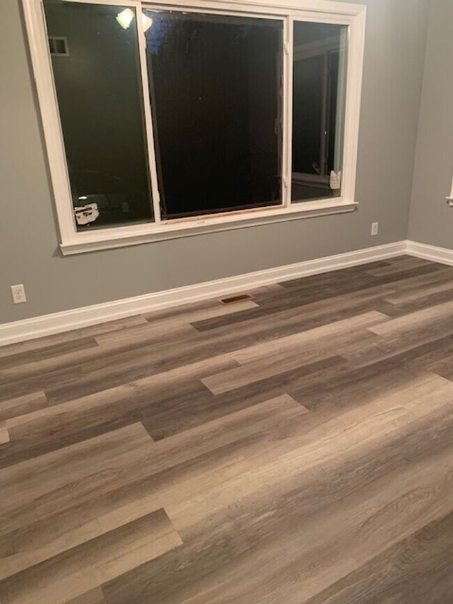 Building Photo - Utilities Included in this Upper Unit Dupl...