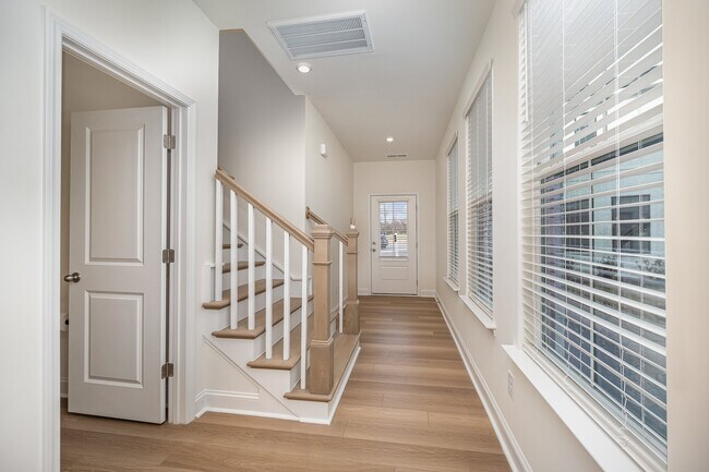 Building Photo - 6101 Mariemont Cir