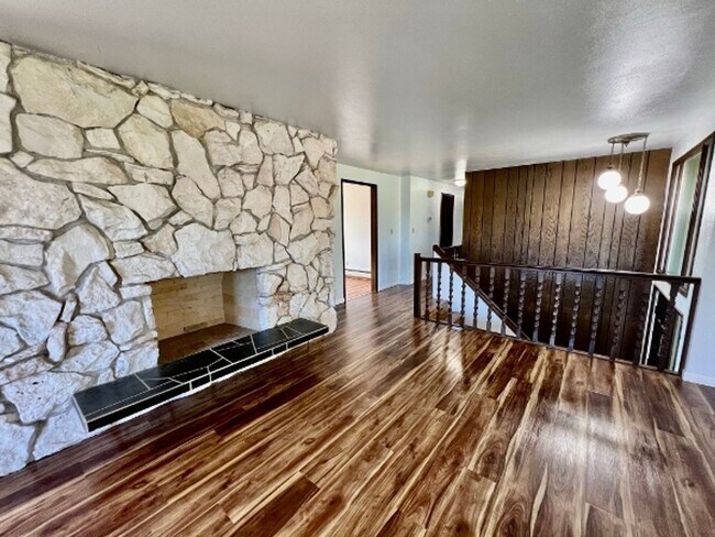 Building Photo - Upper Level Duplex