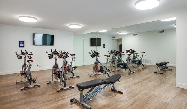 El gimnasio también cuenta con una sala de spinning. - Villas of Pasadena