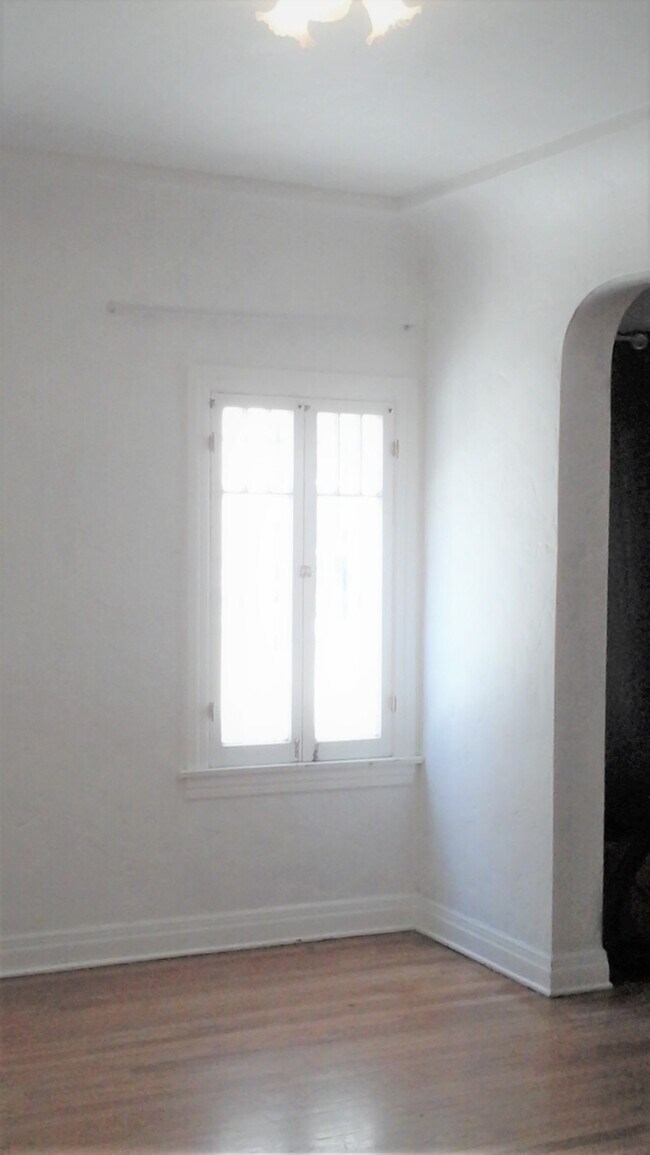 COMEDOR VENTANA FRANCESA - 427 N Genesee Ave