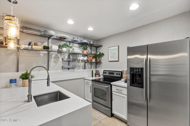 Building Photo - Spacious 1bdrm  light and bright bedroom with walk in closet