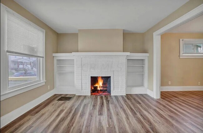 Building Photo - 850 E Whittier St