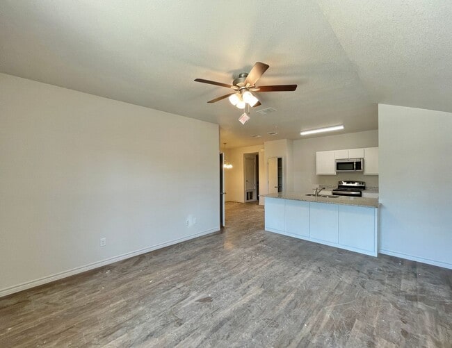 Building Photo - 1716 Clovis Dr