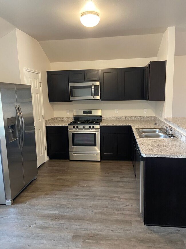 Foto del edificio - Three Bedroom | Two Bathroom Home in Shado...