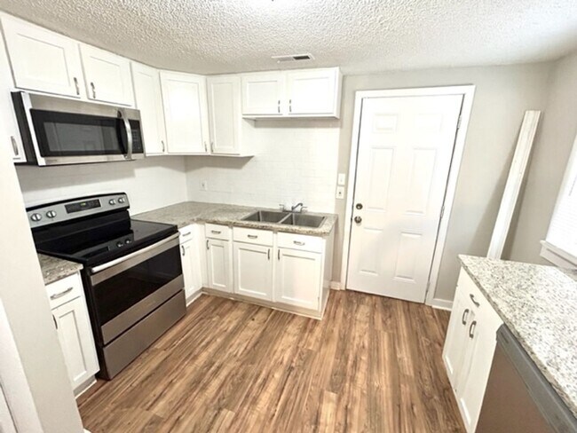 Foto del edificio - CUTE TWO BEDROOM/ONE BATH BUNGALOW!
