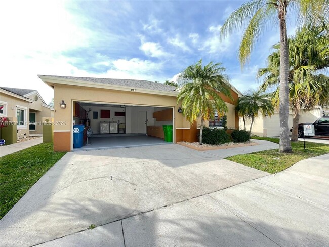 Foto del edificio - 211 E Riverbend Dr